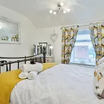 Finest Retreats - Bumblebee Otel Pickering