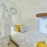 Finest Retreats - Bumblebee 皮克林