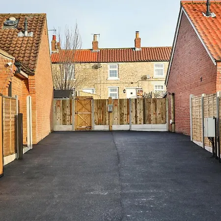 Finest Retreats - Bumblebee * Pickering