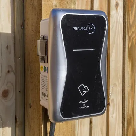 Finest Retreats - Bumblebee Pickering