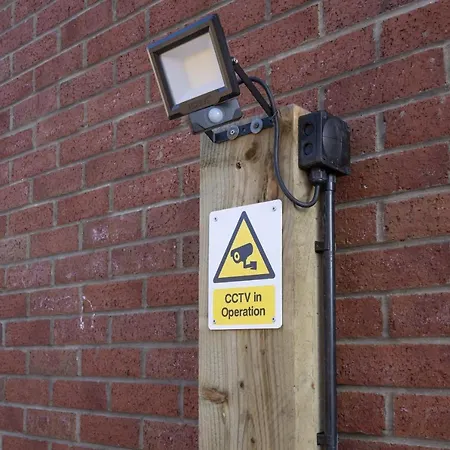 Finest Retreats - Bumblebee Pickering