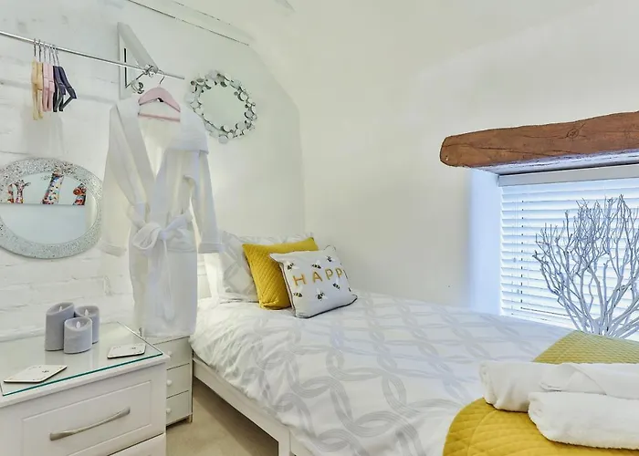 Finest Retreats - Bumblebee Pickering