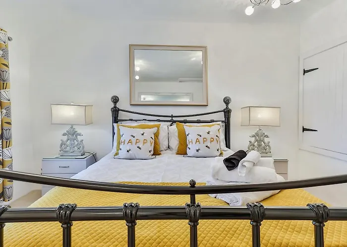 Finest Retreats - Bumblebee * Pickering