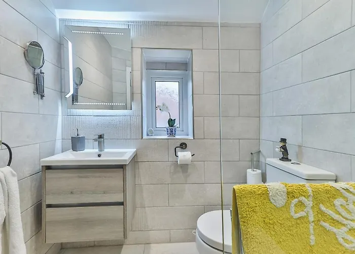 Finest Retreats - Bumblebee Pickering