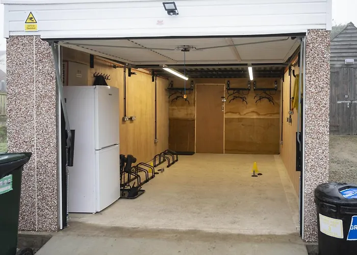 Finest Retreats - Bumblebee Pickering