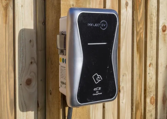 Finest Retreats - Bumblebee Pickering