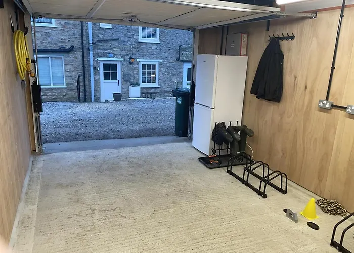 Finest Retreats - Bumblebee Pickering