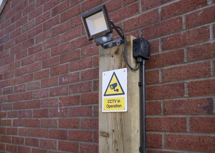 Finest Retreats - Bumblebee Pickering