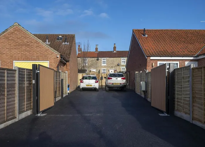 Finest Retreats - Bumblebee Pickering