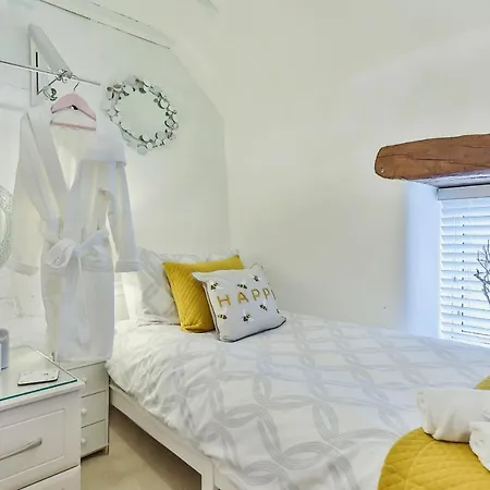 Finest Retreats - Bumblebee Pickering