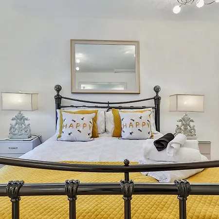 Finest Retreats - Bumblebee * Pickering